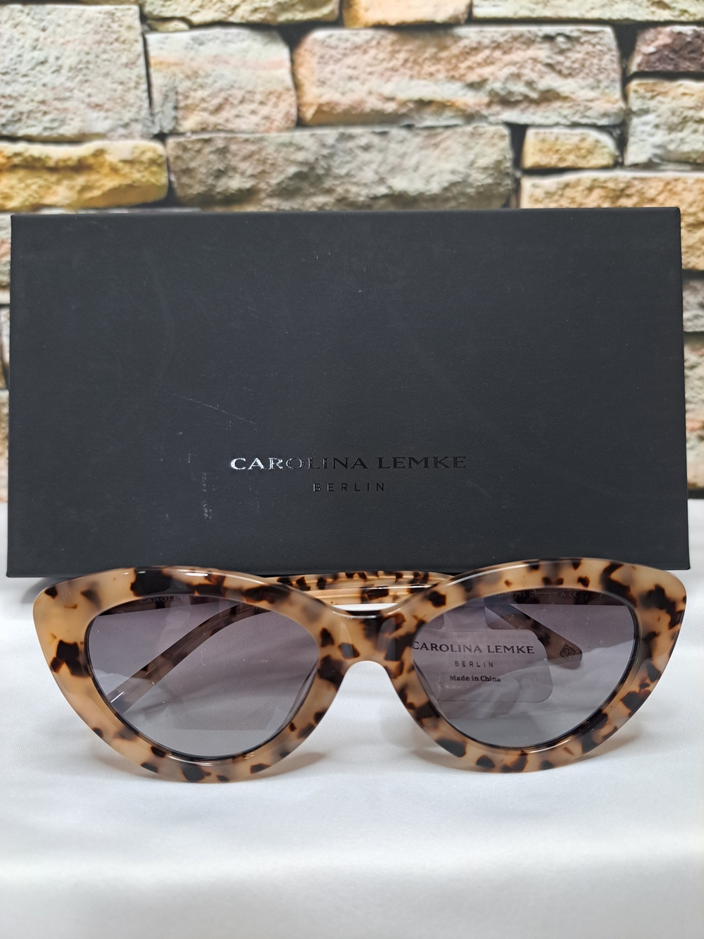 'CAROLINA LEMKE' TORTOISESHELL CAT-EYE SUNGLASSES 'DEMI' TAUPE FULL INCLUSION